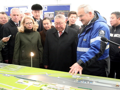 Генеральный директор ООО «Корпорация „Трансстрой-Восток“ Александр Дудников рассказывает Главе РС(Я) Егору Борисову и председателю правительства РС(Я) Галине Данчиковой о проекте строительства станции Нижний Бестях