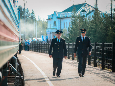 Машинисты первого поезда Юрий Пыльцын и Степан Москвитин перед отправлением из Алдана